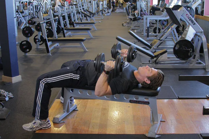 Dumbbell Bench Press with Neutral Grip — contração