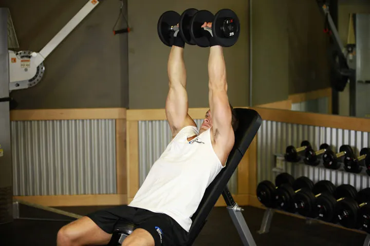 Dumbbell Incline Shoulder Raise — contração