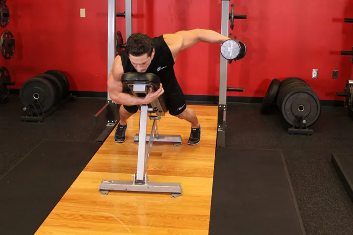 Dumbbell Lying One-Arm Rear Lateral Raise — contração