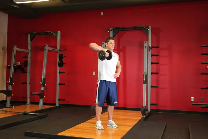 Dumbbell One-Arm Upright Row — posição inicial