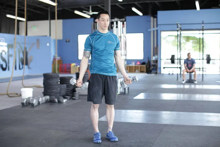 Dumbbell Scaption — posição inicial