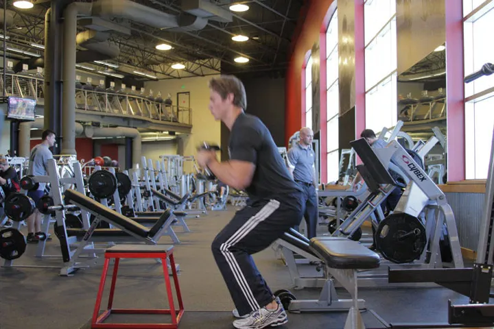 Dumbbell Seated Box Jump — contração