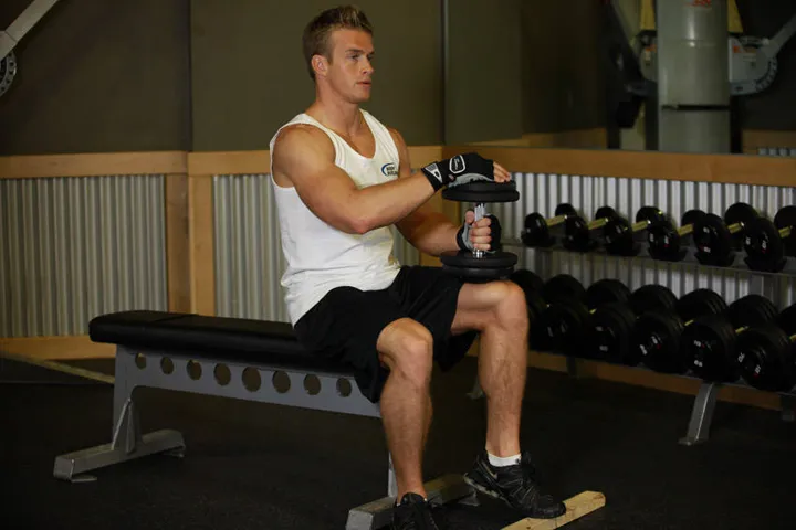 Dumbbell Seated One-Leg Calf Raise — posição inicial