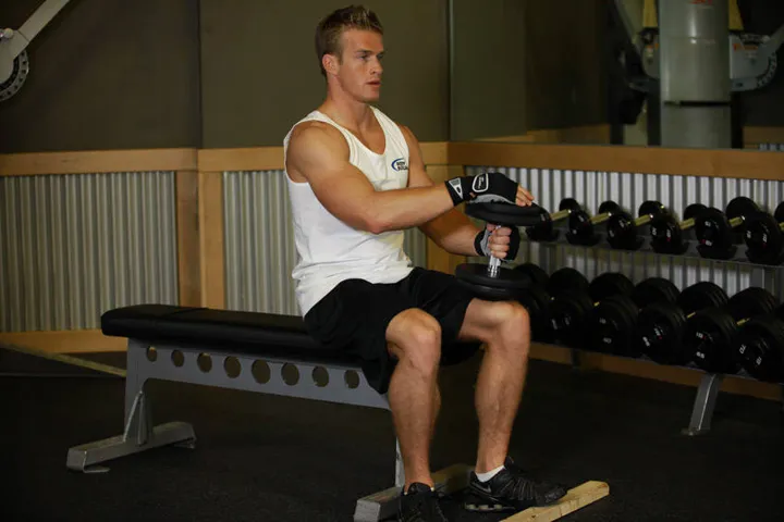 Dumbbell Seated One-Leg Calf Raise — contração