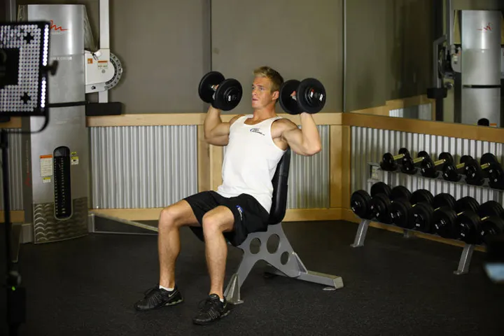 Dumbbell Shoulder Press — posição inicial