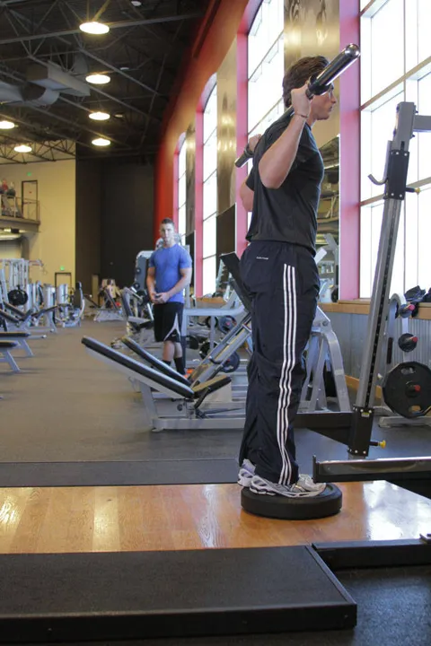 Elevated Back Lunge — posição inicial