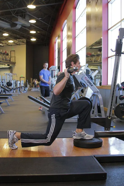 Elevated Back Lunge — contração