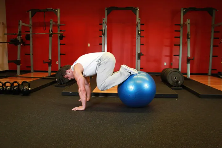 Exercise Ball Pull-In — contração