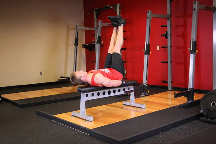 Flat Bench Lying Leg Raise — contração
