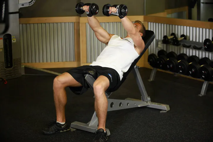 Front Incline Dumbbell Raise — contração