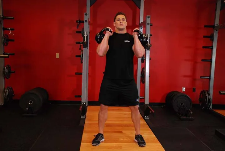 Front Squats With Two Kettlebells — posição inicial