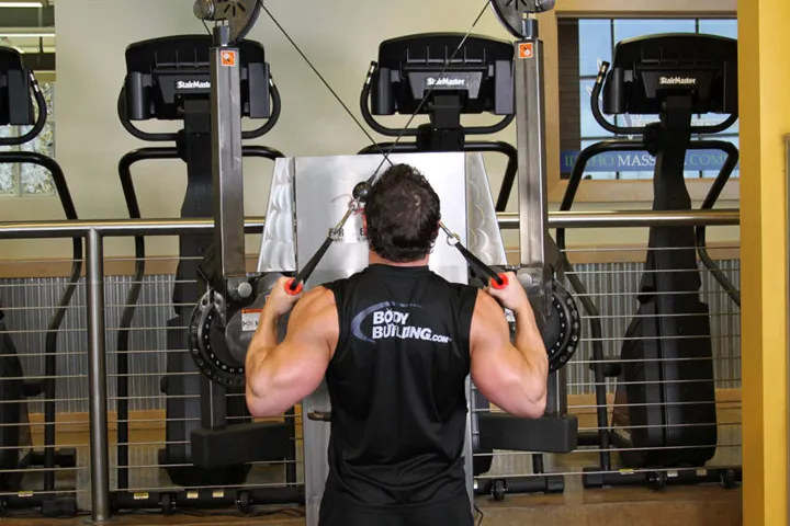 Full Range-Of-Motion Lat Pulldown — contração