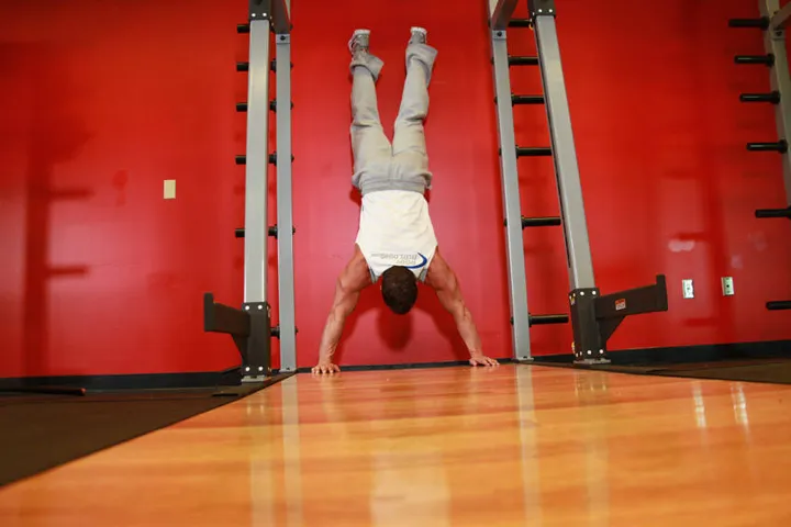 Handstand Push-Ups — posição inicial