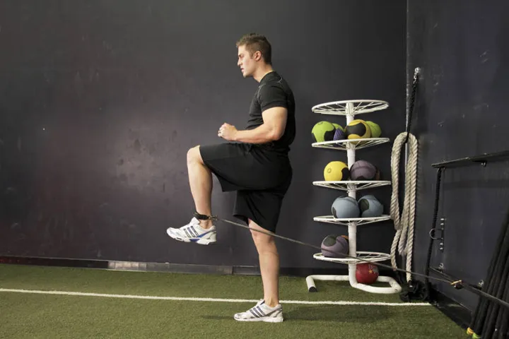 Hip Flexion with Band — contração