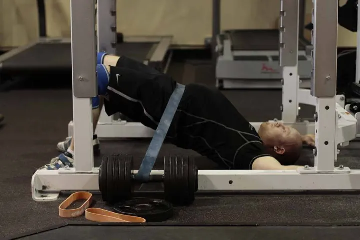 Hip Lift with Band — contração