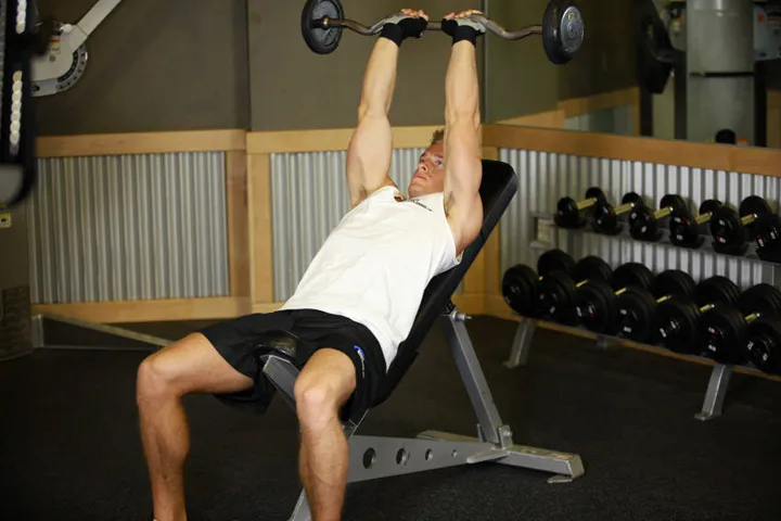 Incline Barbell Triceps Extension — contração