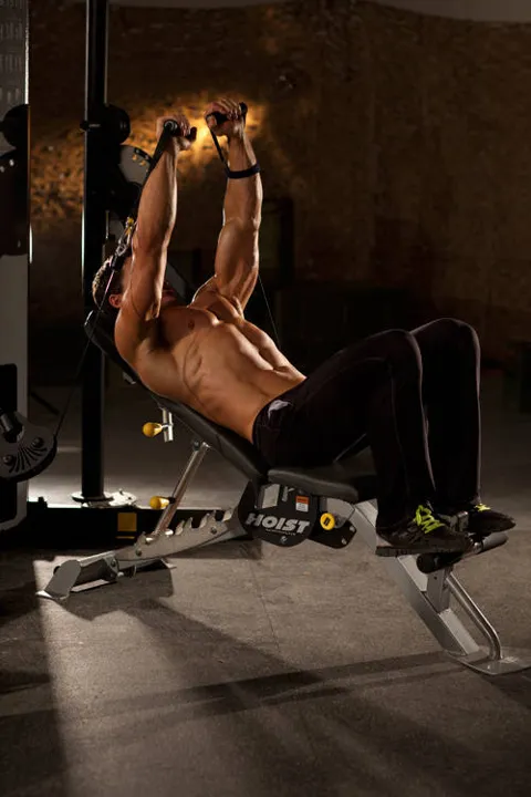 Incline Cable Chest Press — contração