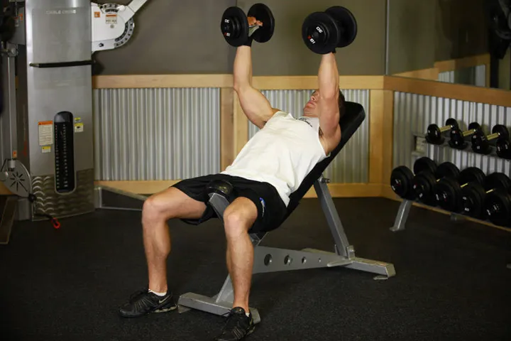 Incline Dumbbell Bench With Palms Facing In — posição inicial
