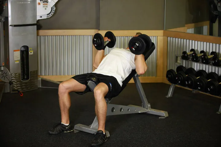 Incline Dumbbell Bench With Palms Facing In — contração