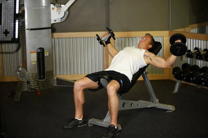 Incline Dumbbell Flyes - With A Twist — posição inicial