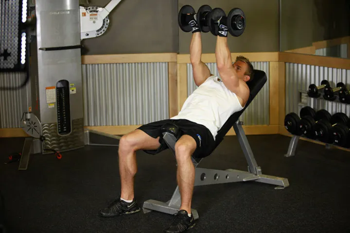 Incline Dumbbell Flyes - With A Twist — contração