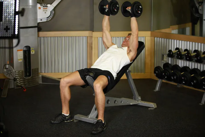 Incline Dumbbell Press — contração