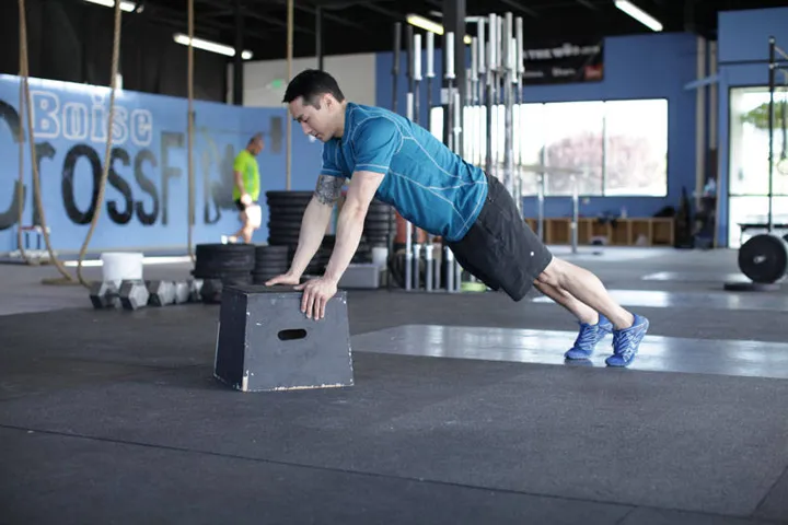 Incline Push-Up — contração