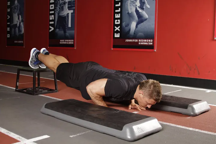 Incline Push-Up Depth Jump — posição inicial