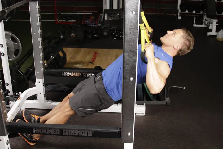 Inverted Row with Straps — contração