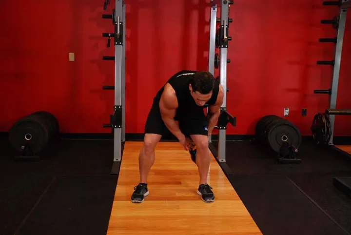 Kettlebell Figure 8 — posição inicial