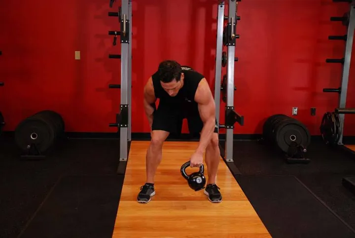 Kettlebell Figure 8 — contração