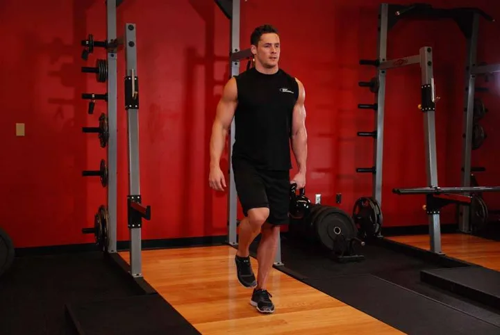 Terra unilateral com kettlebell — posição inicial