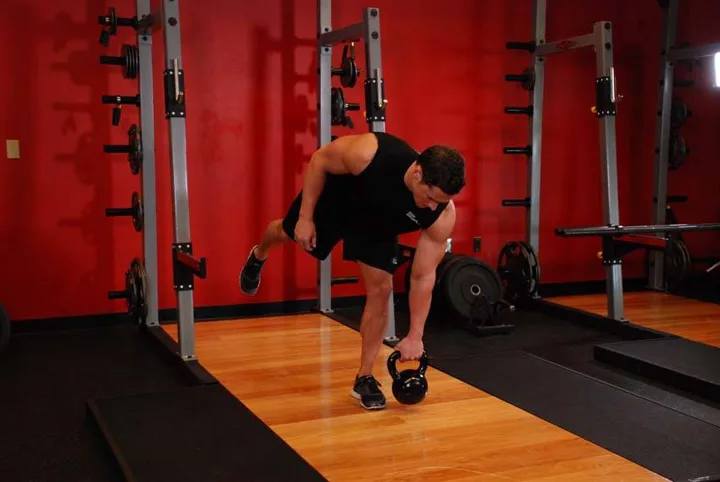 Terra unilateral com kettlebell — contração