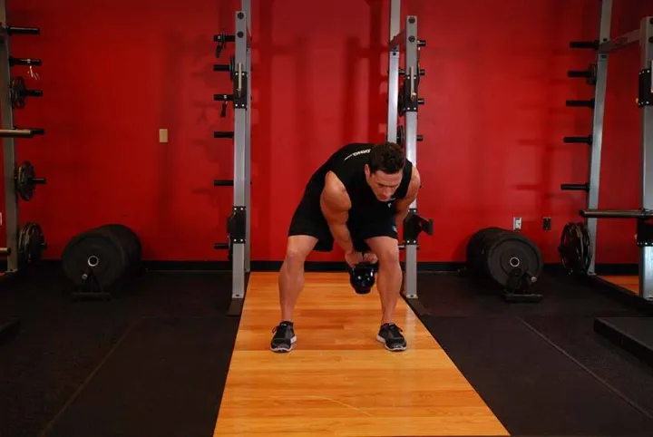 Kettlebell Pass Between The Legs — contração