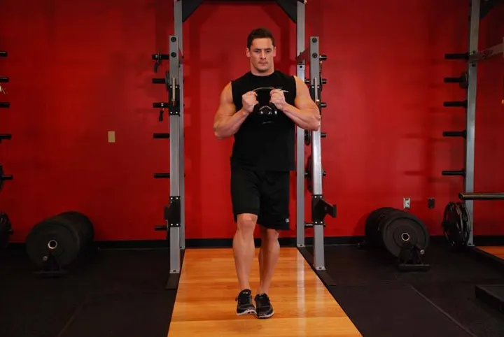 Pistol squat com kettlebell — posição inicial