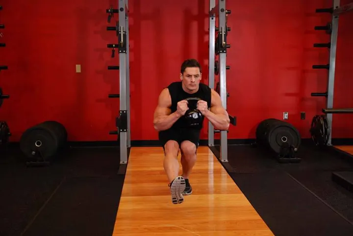 Pistol squat com kettlebell — contração
