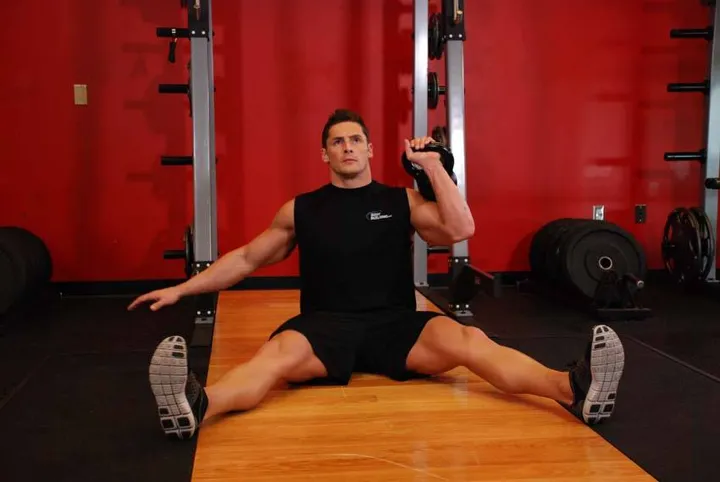 Kettlebell Seated Press — posição inicial