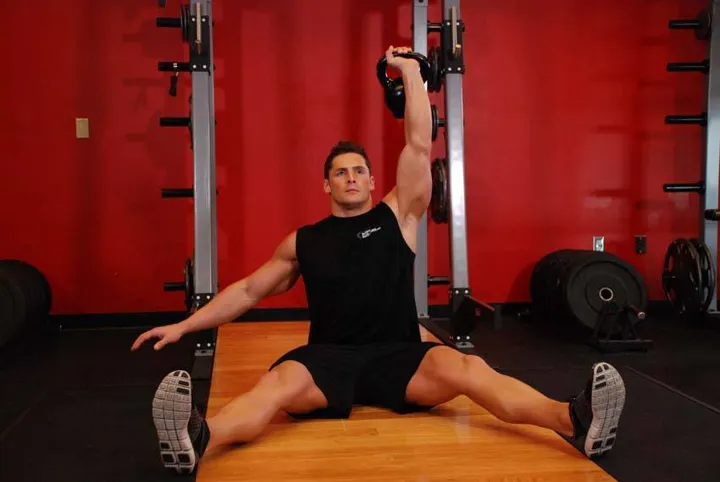 Kettlebell Seated Press — contração