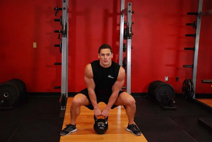 Kettlebell Sumo High Pull — posição inicial
