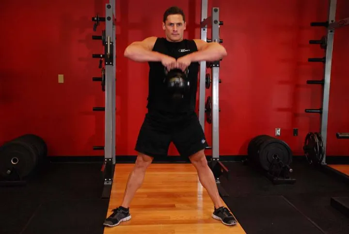 Kettlebell Sumo High Pull — contração
