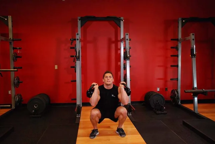 Thruster com kettlebell — contração