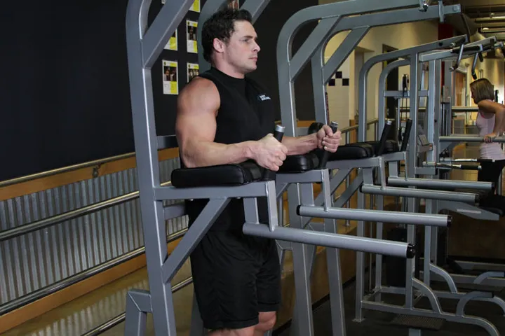 Knee/Hip Raise On Parallel Bars — posição inicial