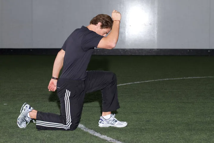 Kneeling Arm Drill — posição inicial