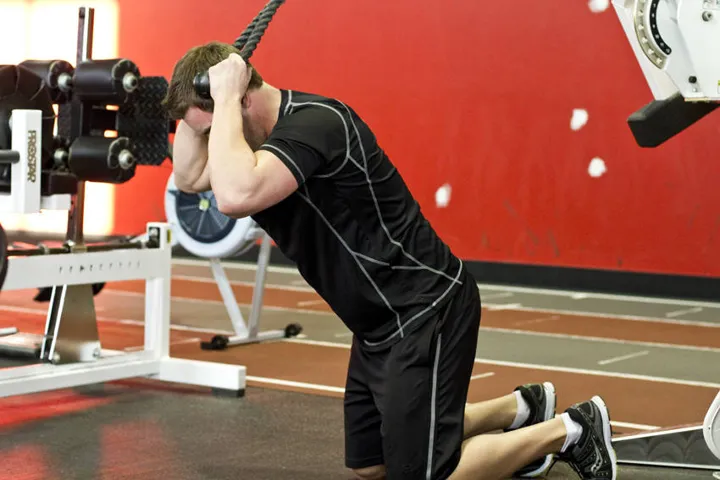 Kneeling no Cabo Abdominal With Alternado Oblique Rotaçãos — posição inicial