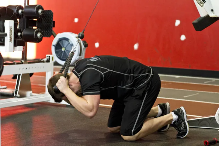 Kneeling no Cabo Abdominal With Alternado Oblique Rotaçãos — contração