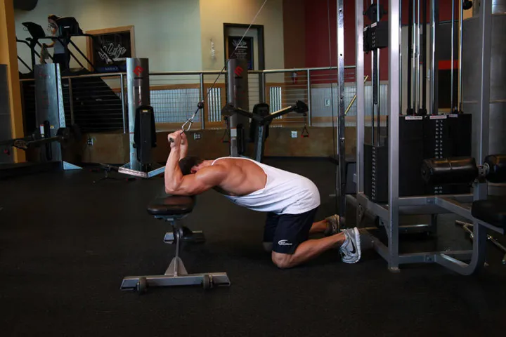 Kneeling Cable Triceps Extension — posição inicial