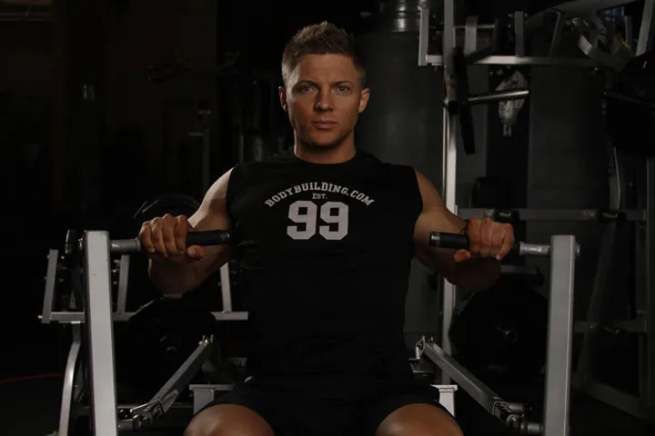Leverage Chest Press — posição inicial