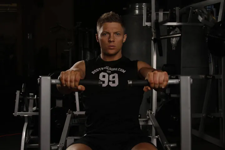Leverage Chest Press — contração