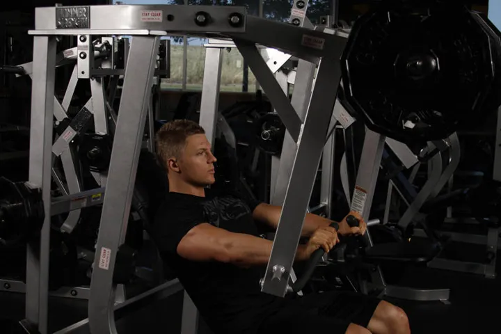 Leverage Decline Chest Press — contração