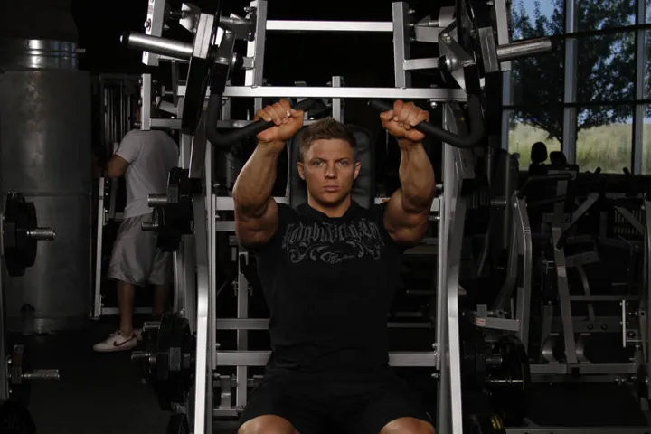 Leverage Incline Chest Press — contração